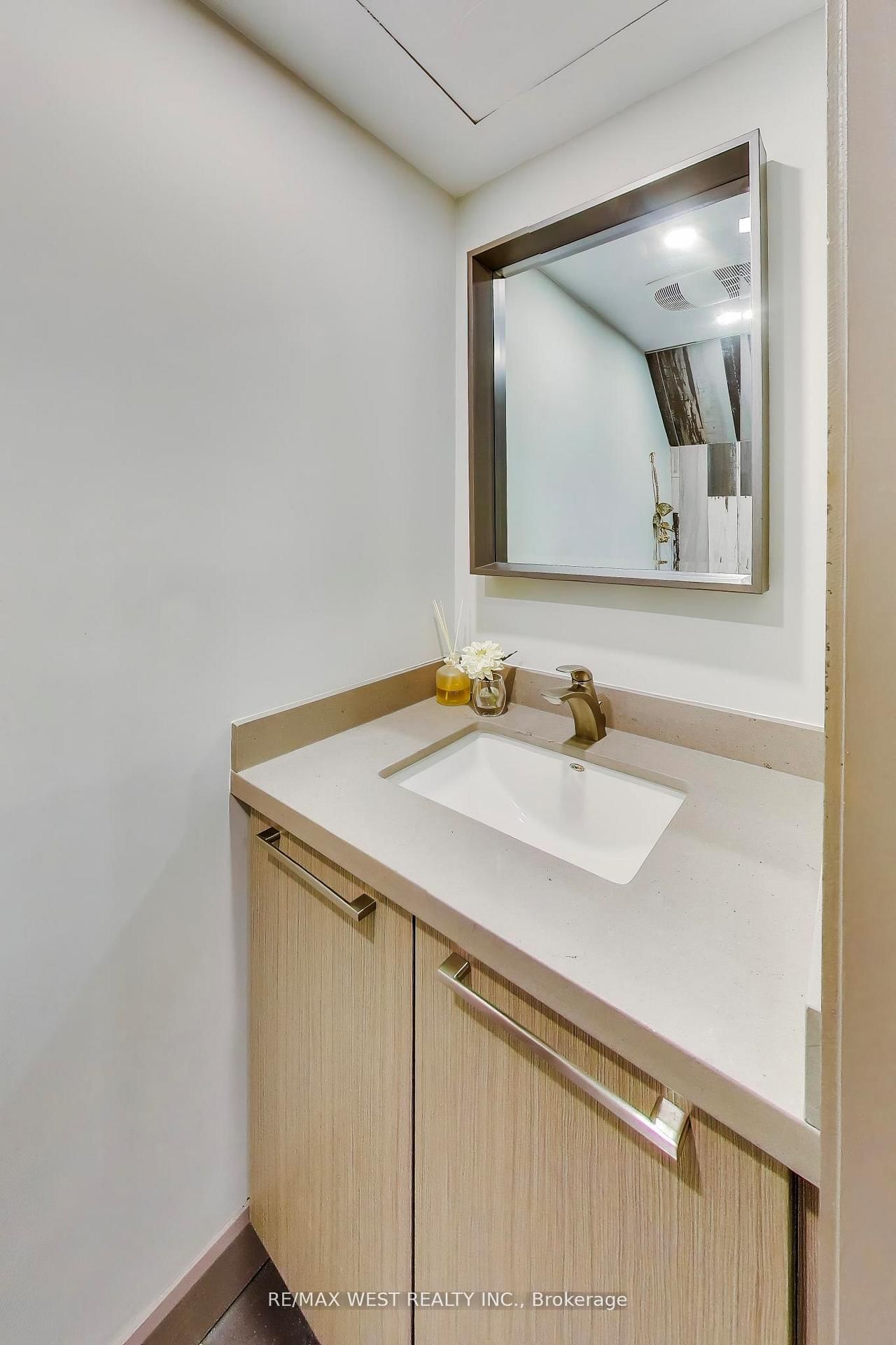 21 Dundonald St, Toronto — 15