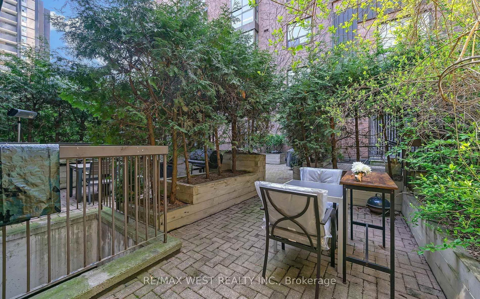 21 Dundonald St, Toronto — 17