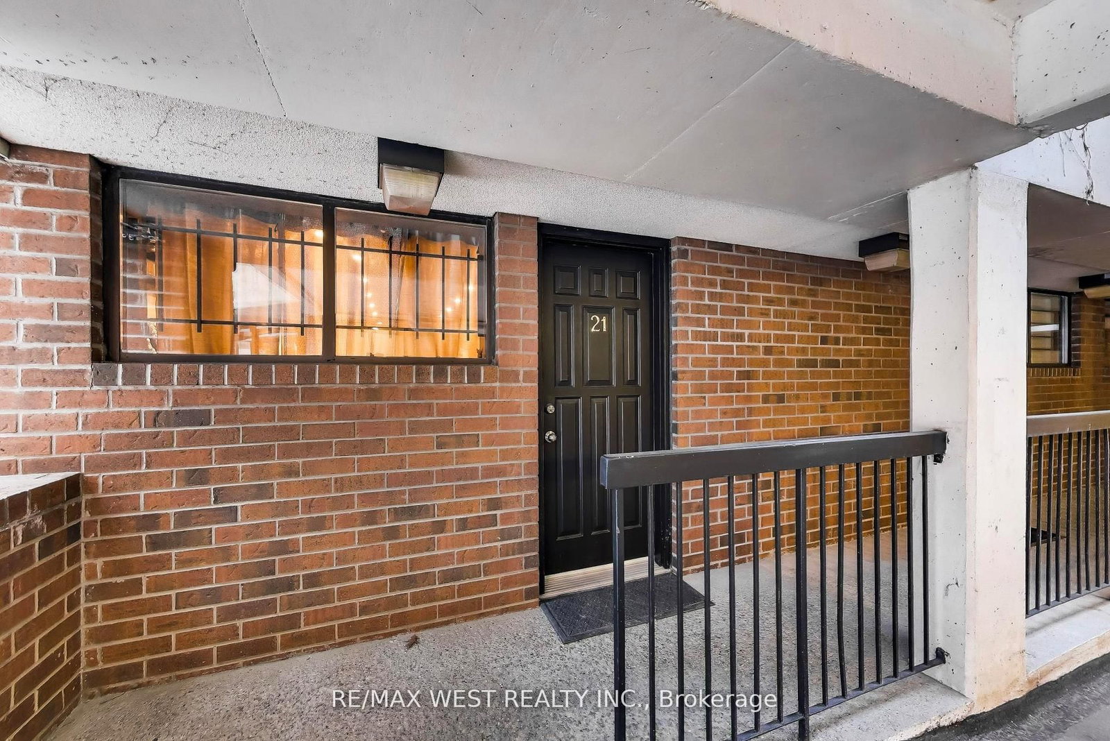 21 Dundonald St, Toronto — 18