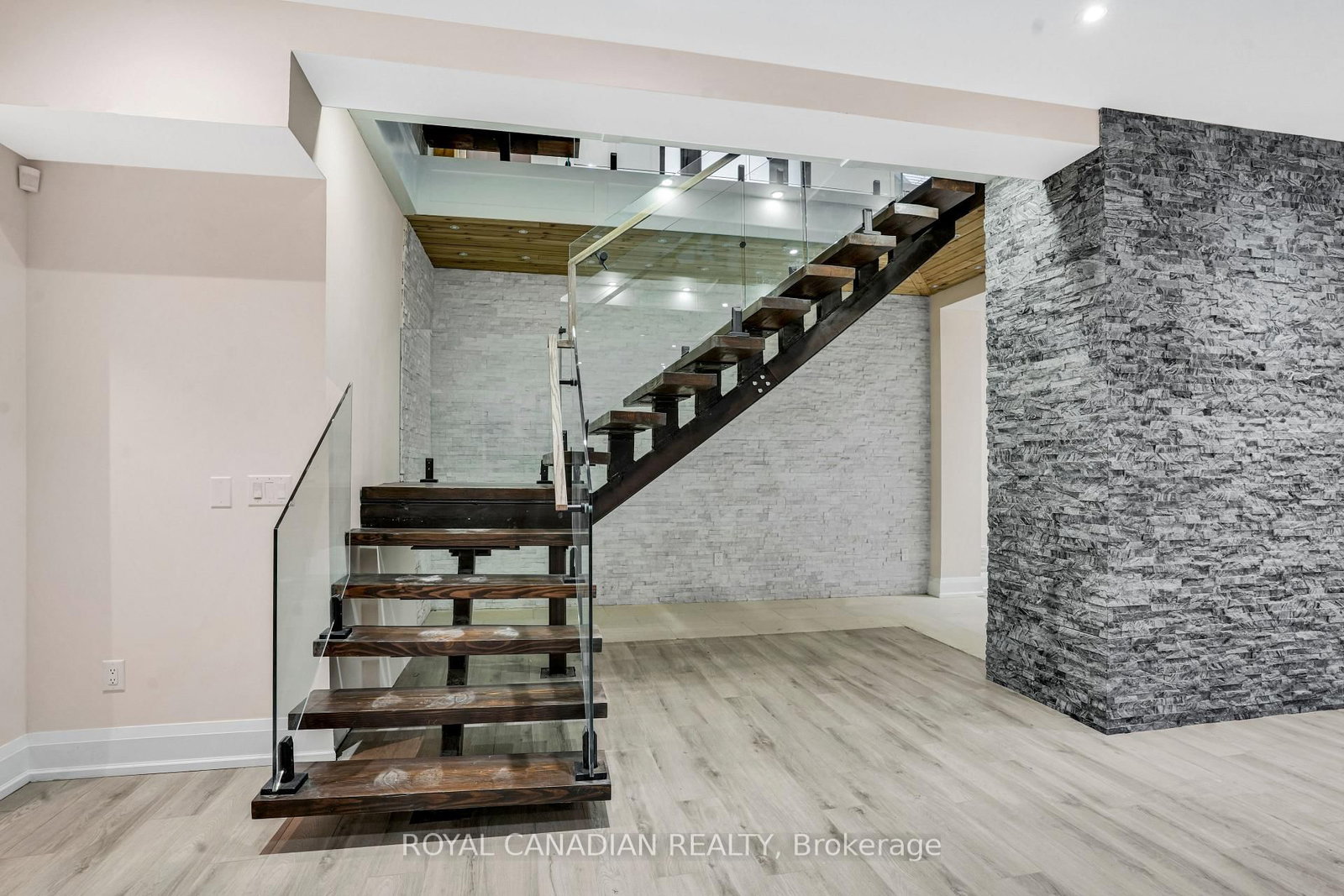 15 Glenview Heights Lane, King — 35